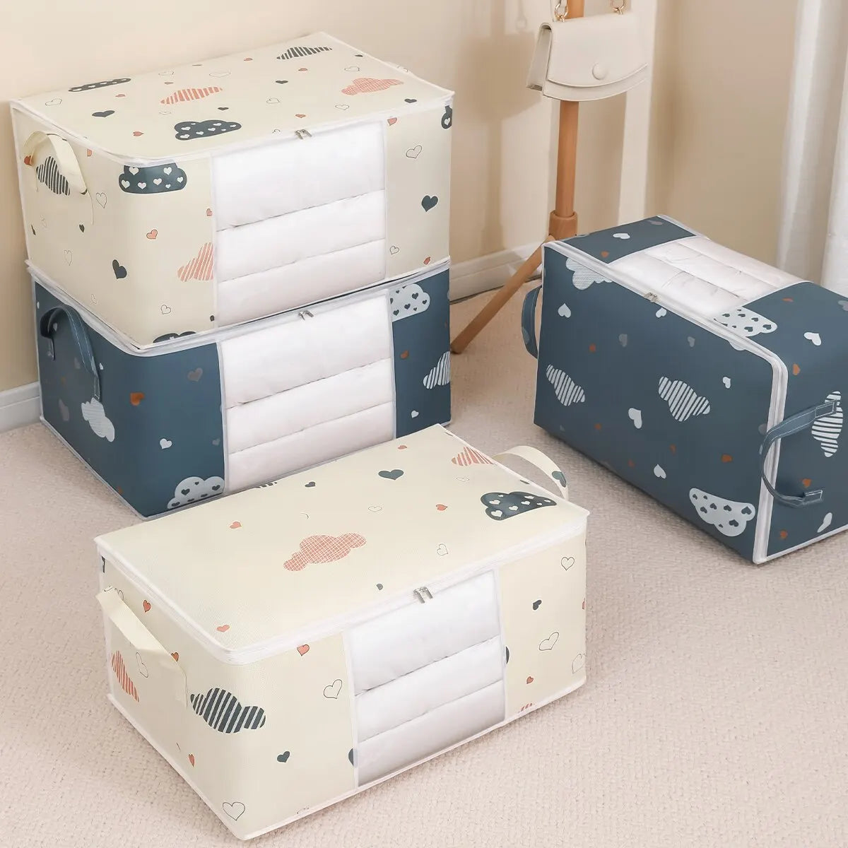 Housses de rangement pliables RangeMalin empilées, avec fenêtre transparente et poignées renforcées
